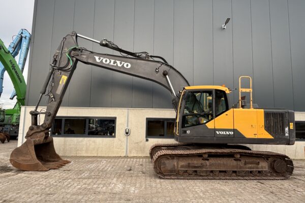 2 Volvo EC220EL