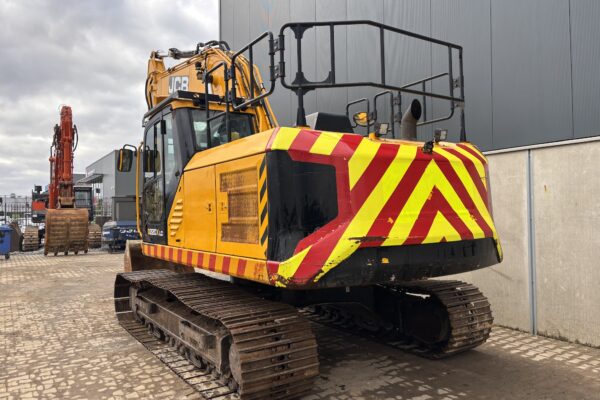4 JCB 220X