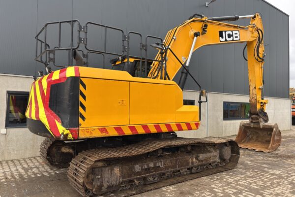 5 JCB 220X