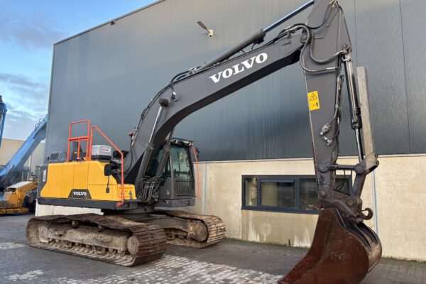 6 Volvo EC220EL