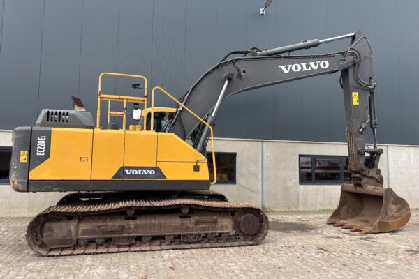 6 Volvo EC220EL