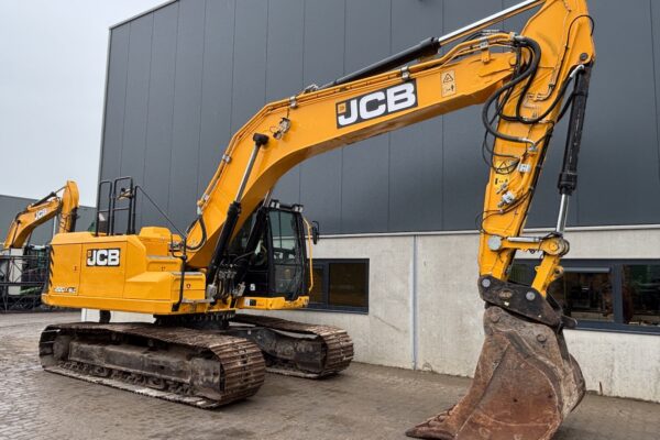 7 JCB 220X