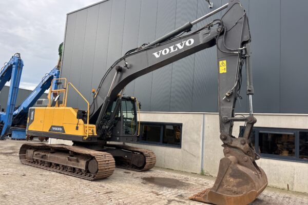 7 Volvo EC220EL