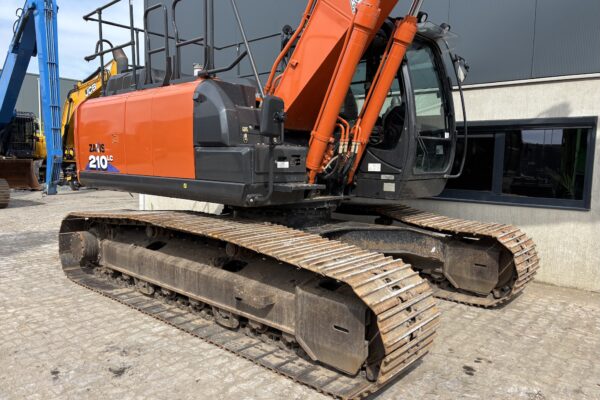 9 Hitachi ZX210LC-6