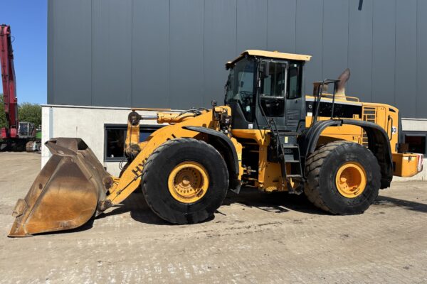 2 Hyundai HL770-9