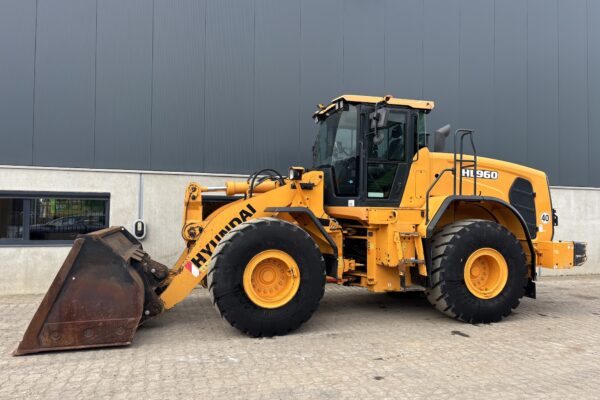 2 Hyundai HL960