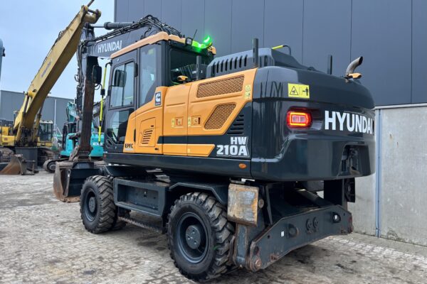 3 Hyundai HW210A