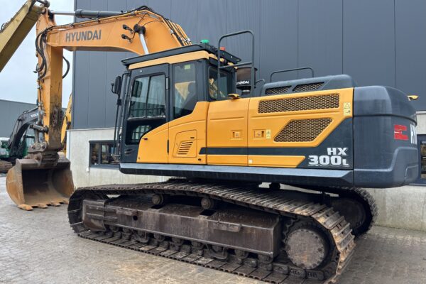 3 Hyundai HX300L