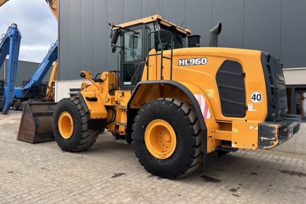 4 Hyundai HL960