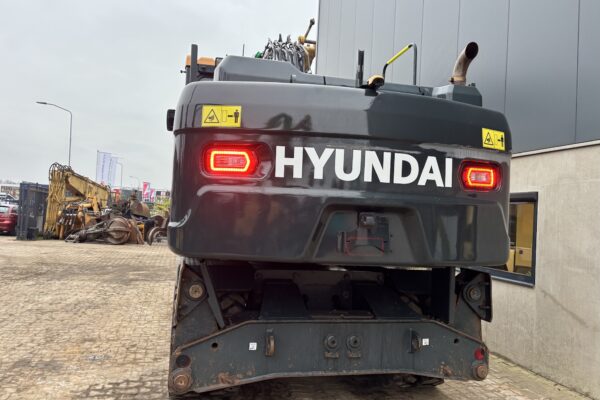 4 Hyundai HW210A