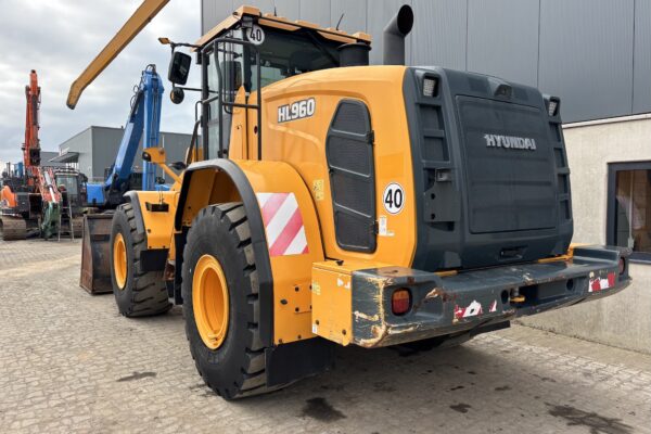 5 Hyundai HL960