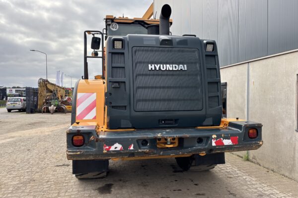 6 Hyundai HL960