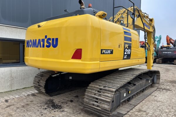 6 Komatsu PC210LC-10