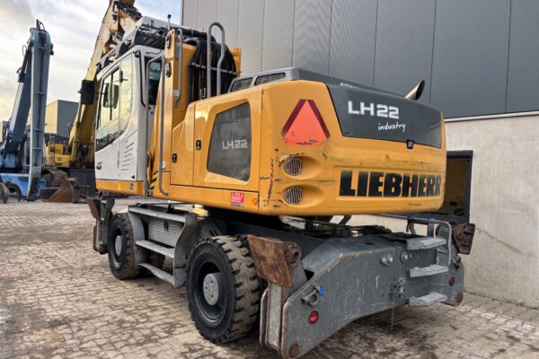 6 Liebherr LH22
