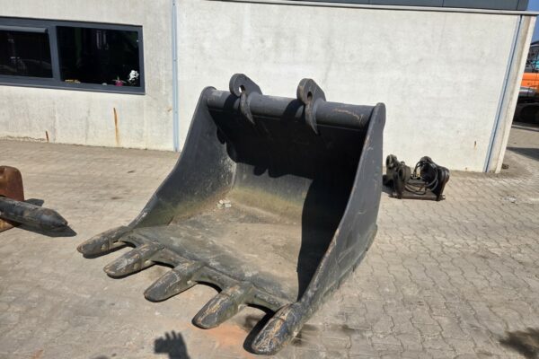 CW40 bucket with teeth