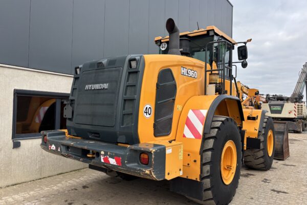 7 Hyundai HL960