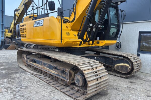 7 JCB JS370LC
