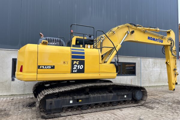 7 Komatsu PC210LC-10
