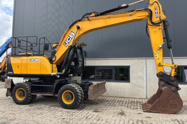 8 JCB JS160W