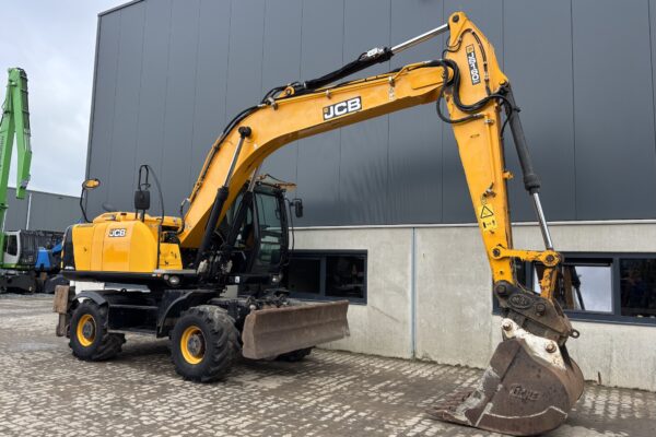 8 JCB JS160W