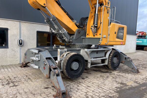 8 Liebherr LH22