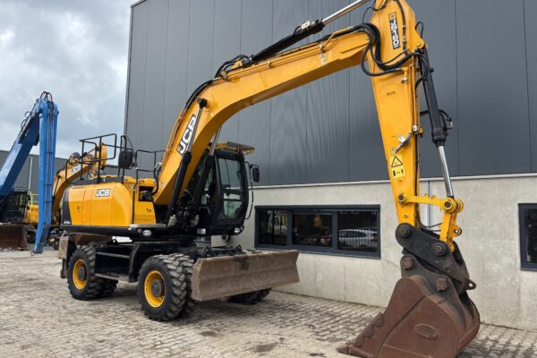 9 JCB JS160W