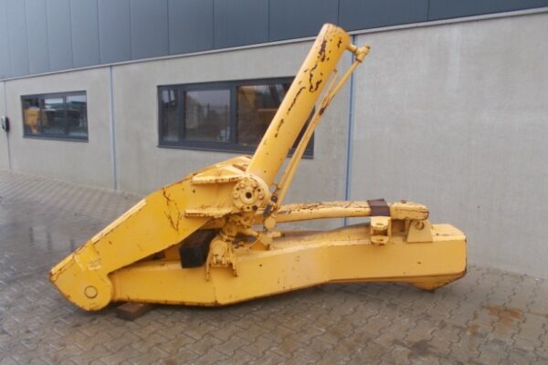 CAT D9 Ripper (2)