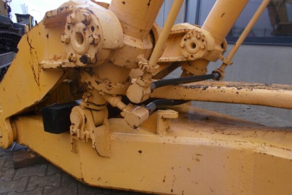 CAT D9 Ripper (4)