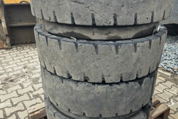Full rubber tyres (4)