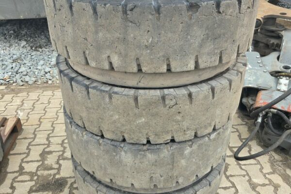 Full rubber tyres (5)
