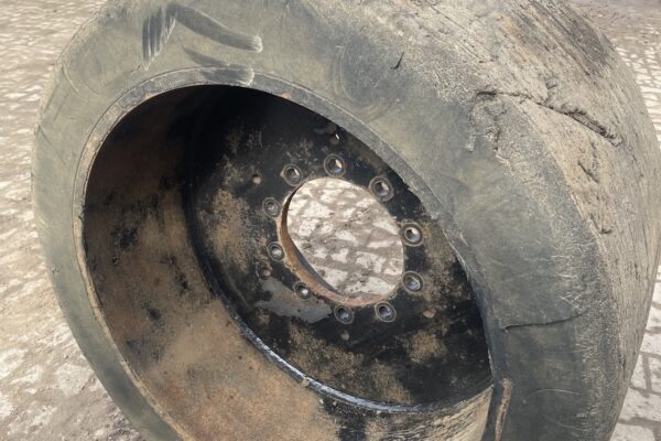 Full rubber wide tyres (4)